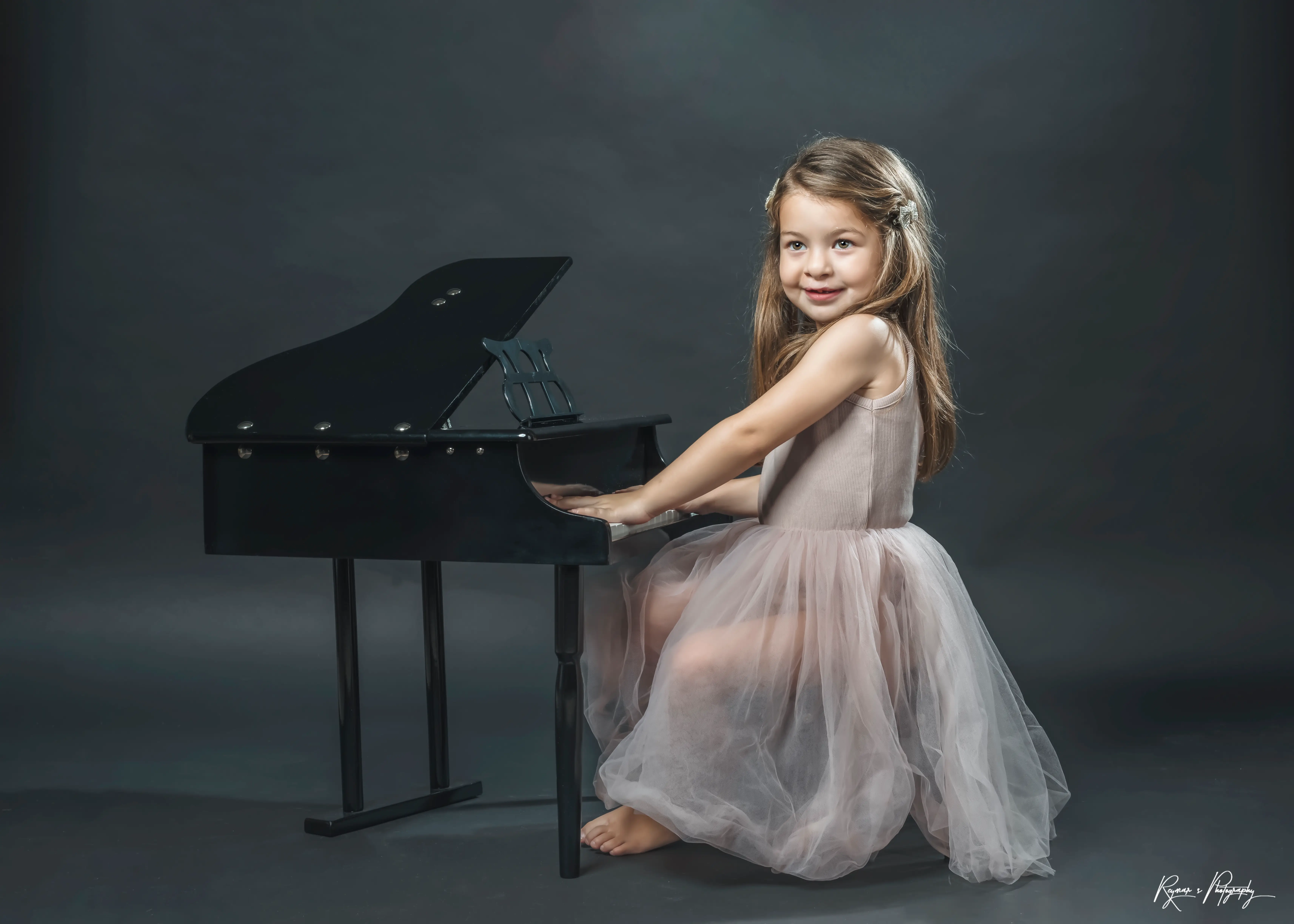 Juli at the piano, right side